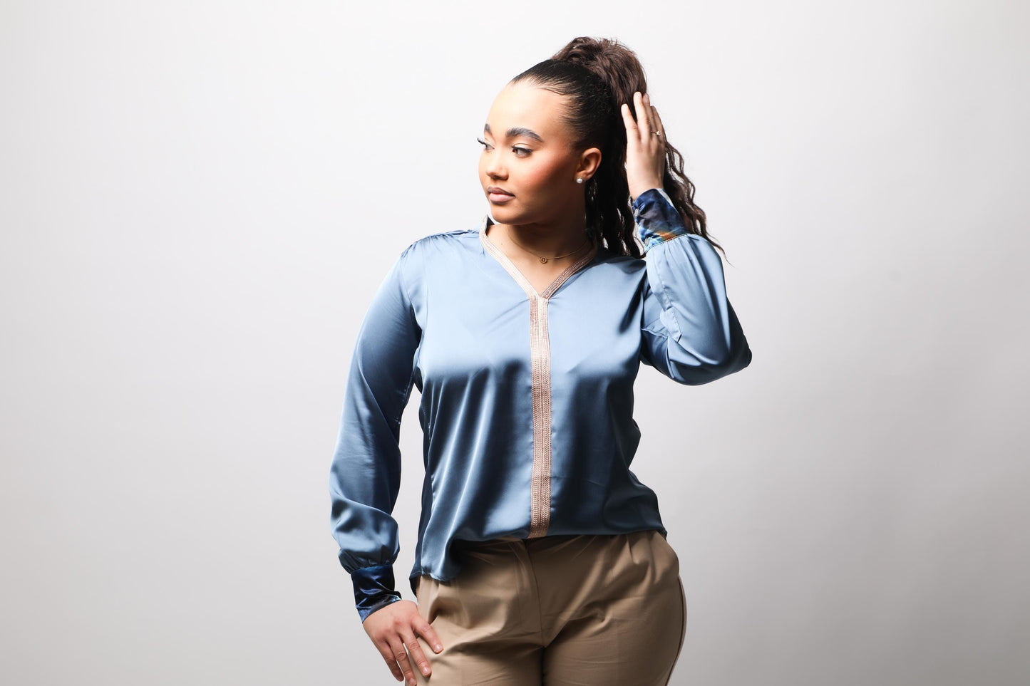 Blouse bleu pétrole élégante moderne avec une touche d'artisanat marocain
