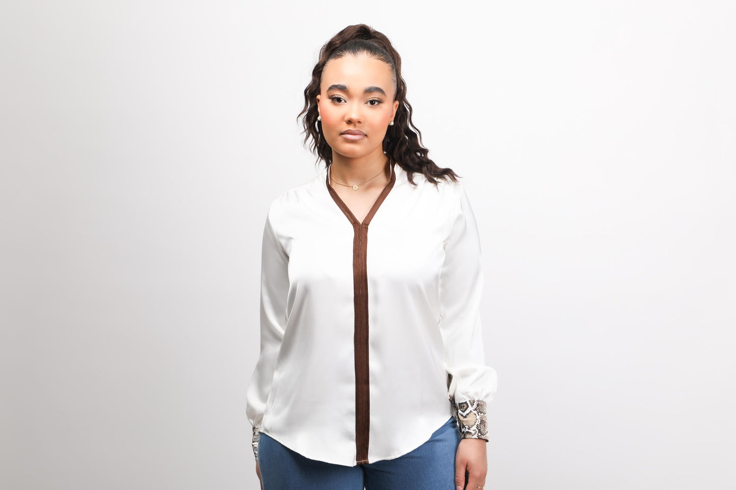 Blouse Ivoire élégante, moderne avec une touche d'artisanat marocain