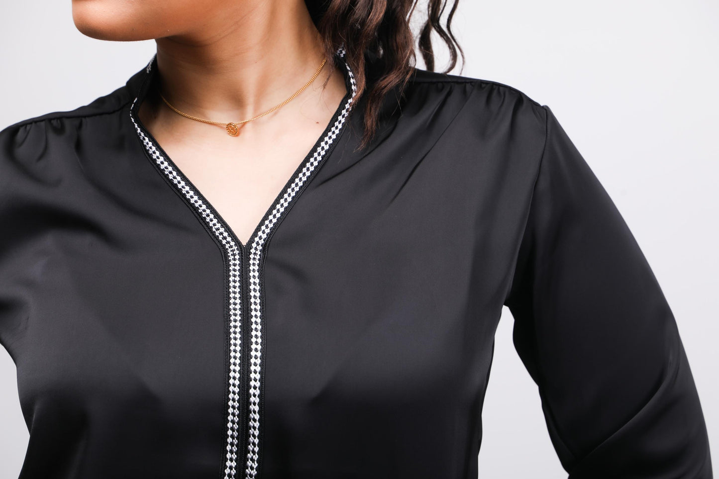 Blouse élégante moderne avec une touche d'artisanat marocain