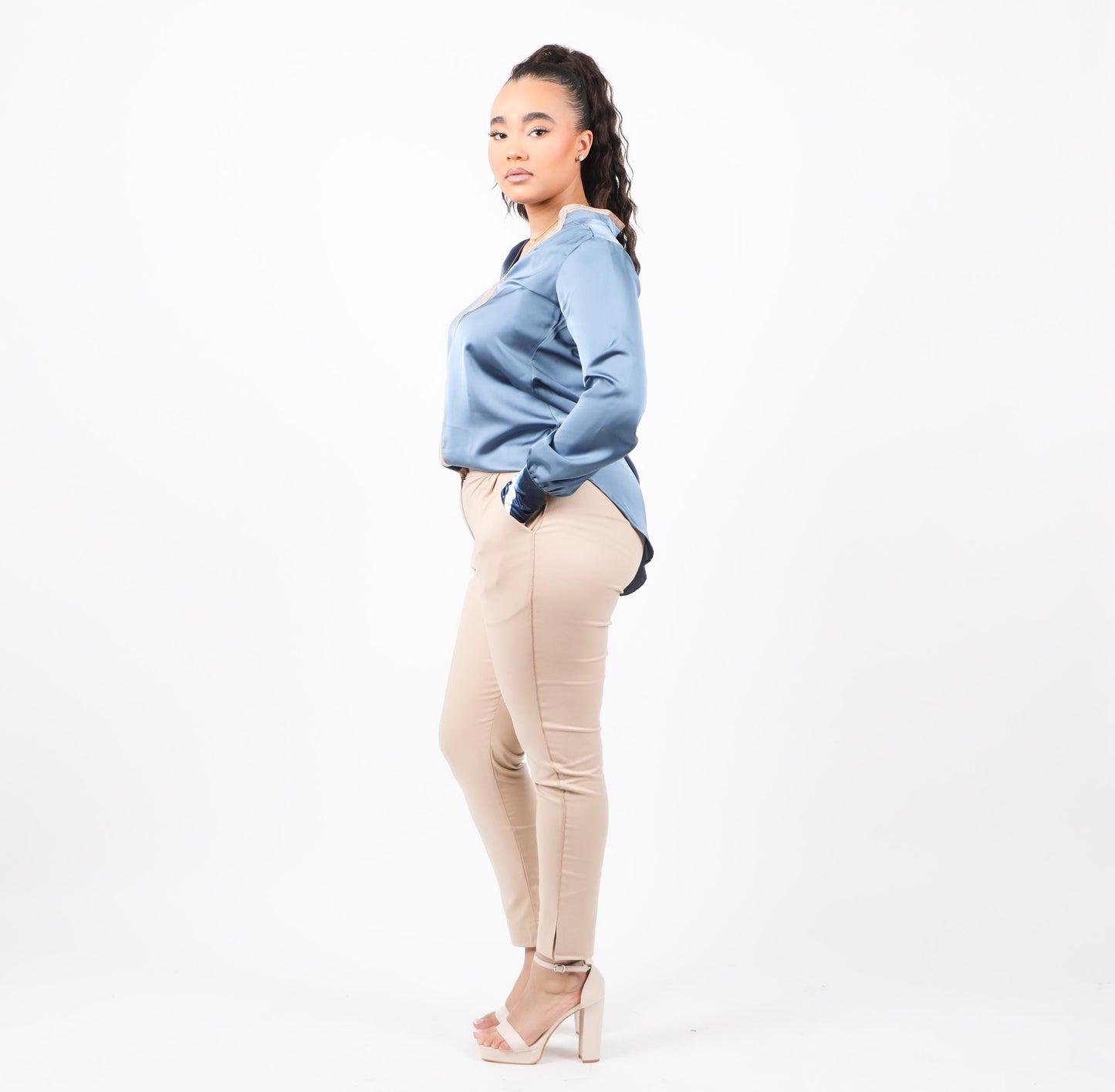 Blouse bleu pétrole élégante moderne avec une touche d'artisanat marocain