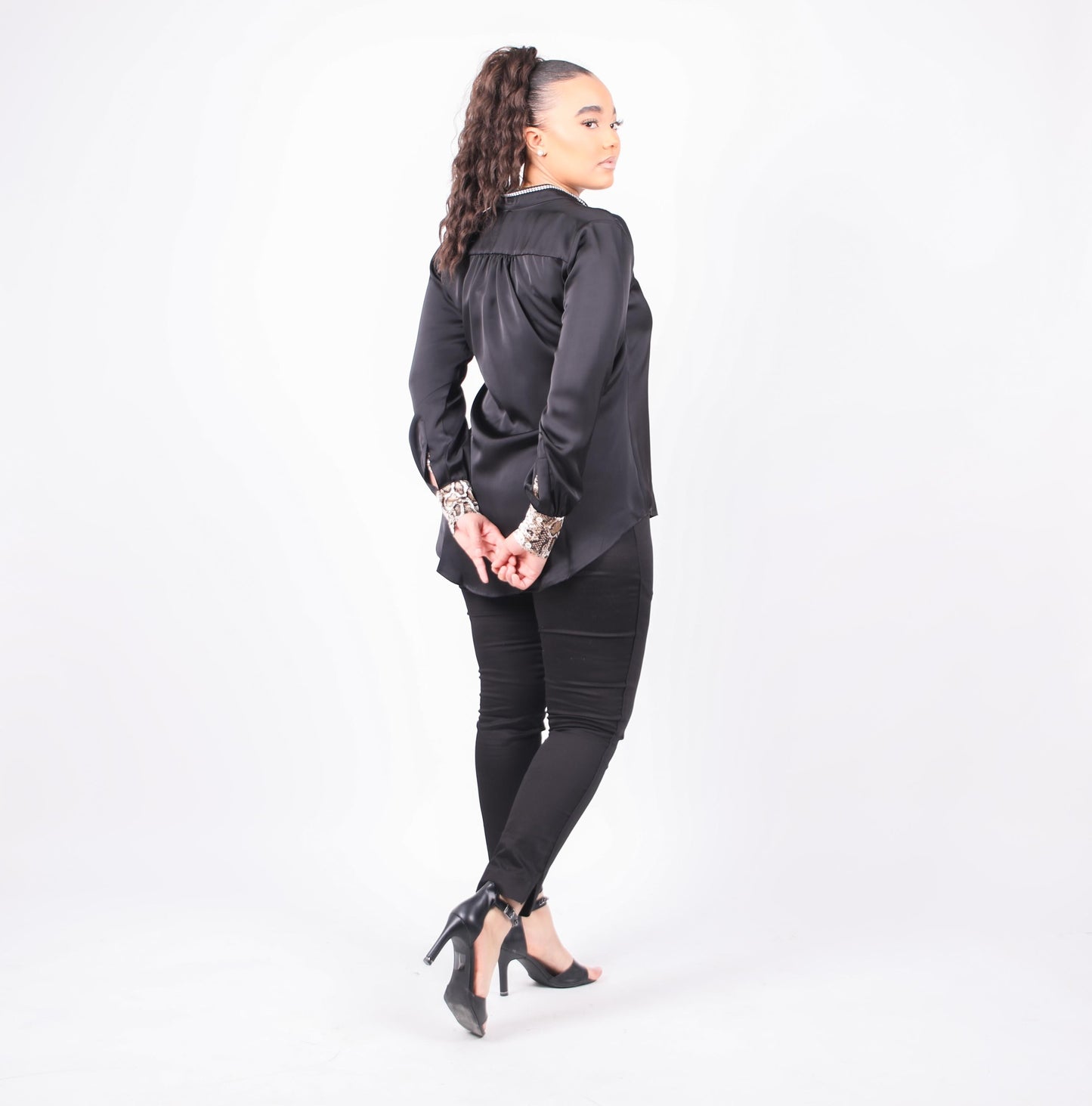 Blouse élégante moderne avec une touche d'artisanat marocain