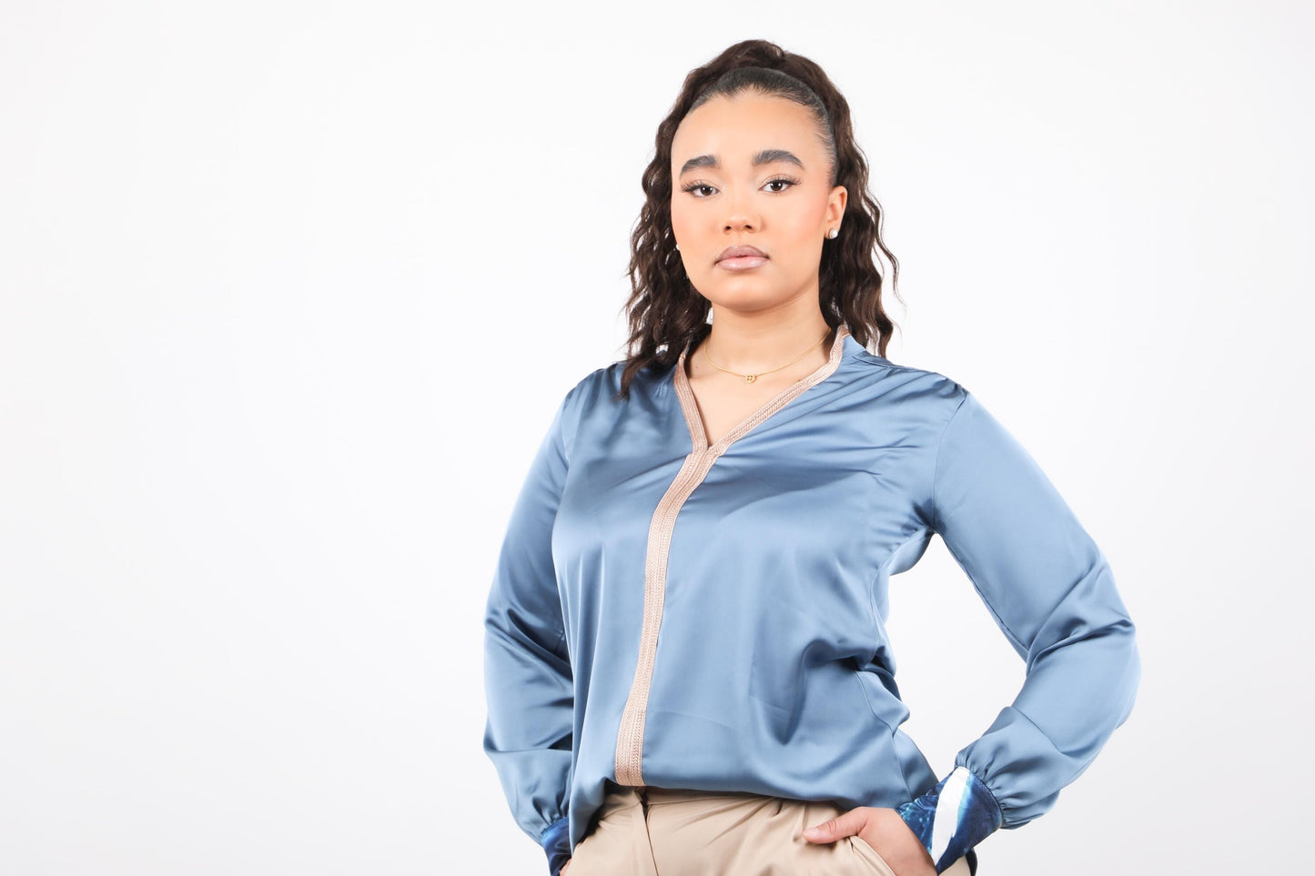 Blouse bleu pétrole élégante moderne avec une touche d'artisanat marocain