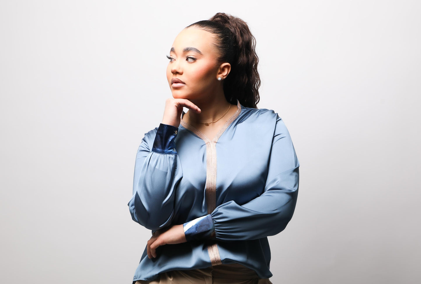 Blouse bleu pétrole élégante moderne avec une touche d'artisanat marocain