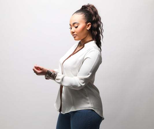 Blouse Ivoire Élégante Et Moderne Avec Artisanat Marocain En Satin Mélangé Et Sfifa Marocaine Pour Un Look Raffiné