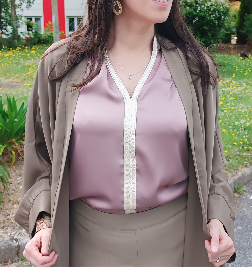 Blouse élégante moderne avec une touche d'artisanat marocain Rose Nude