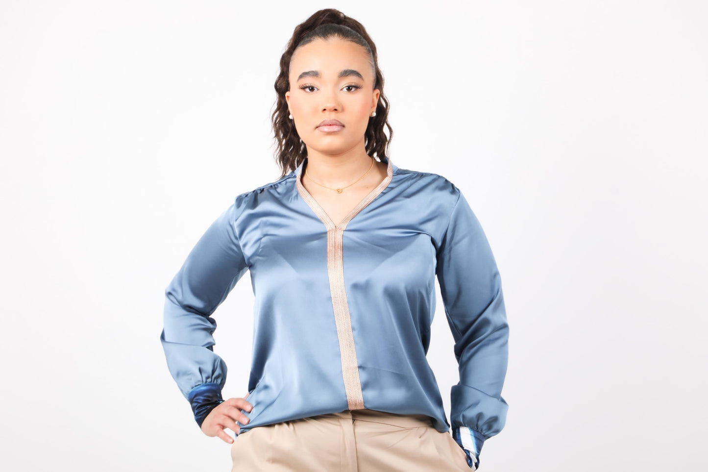 Blouse bleu pétrole élégante moderne avec une touche d'artisanat marocain