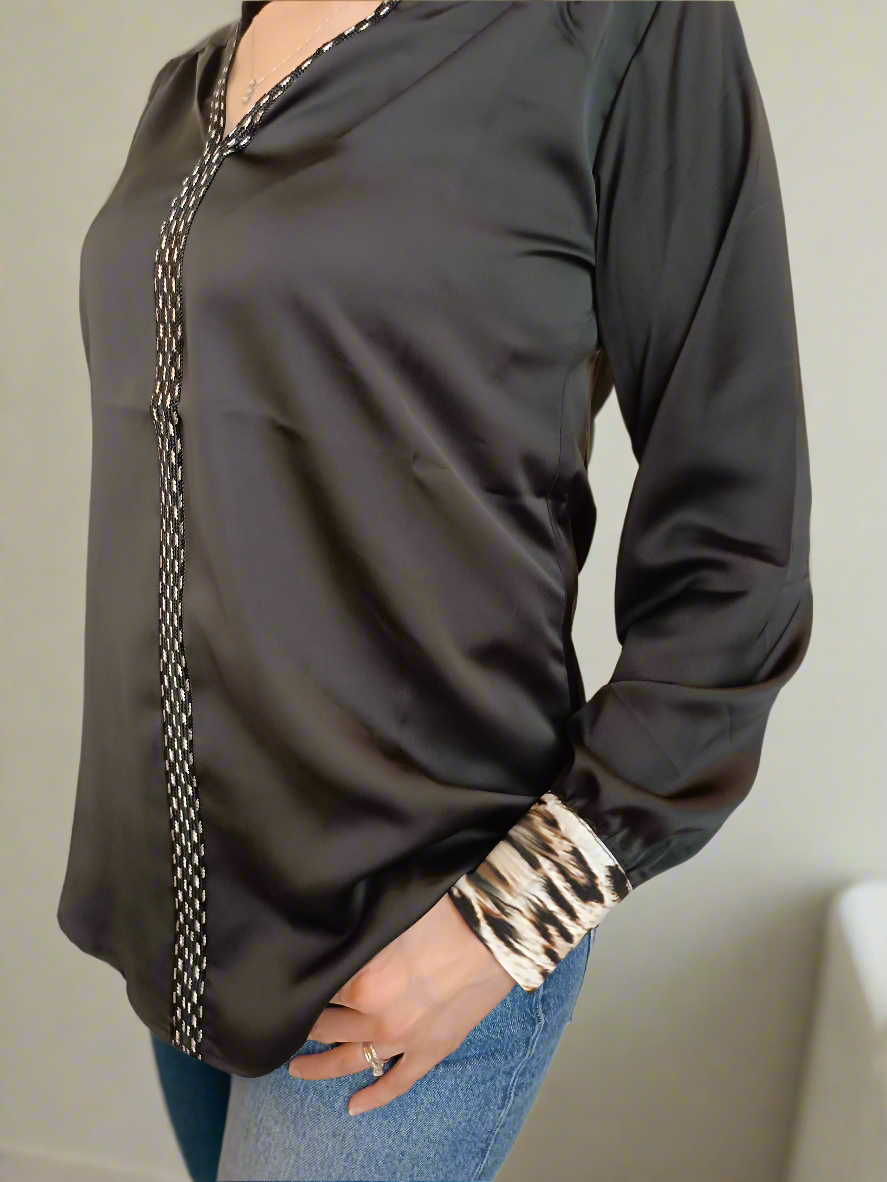 Blouse élégante moderne avec une touche d'artisanat marocain noire et sfifa