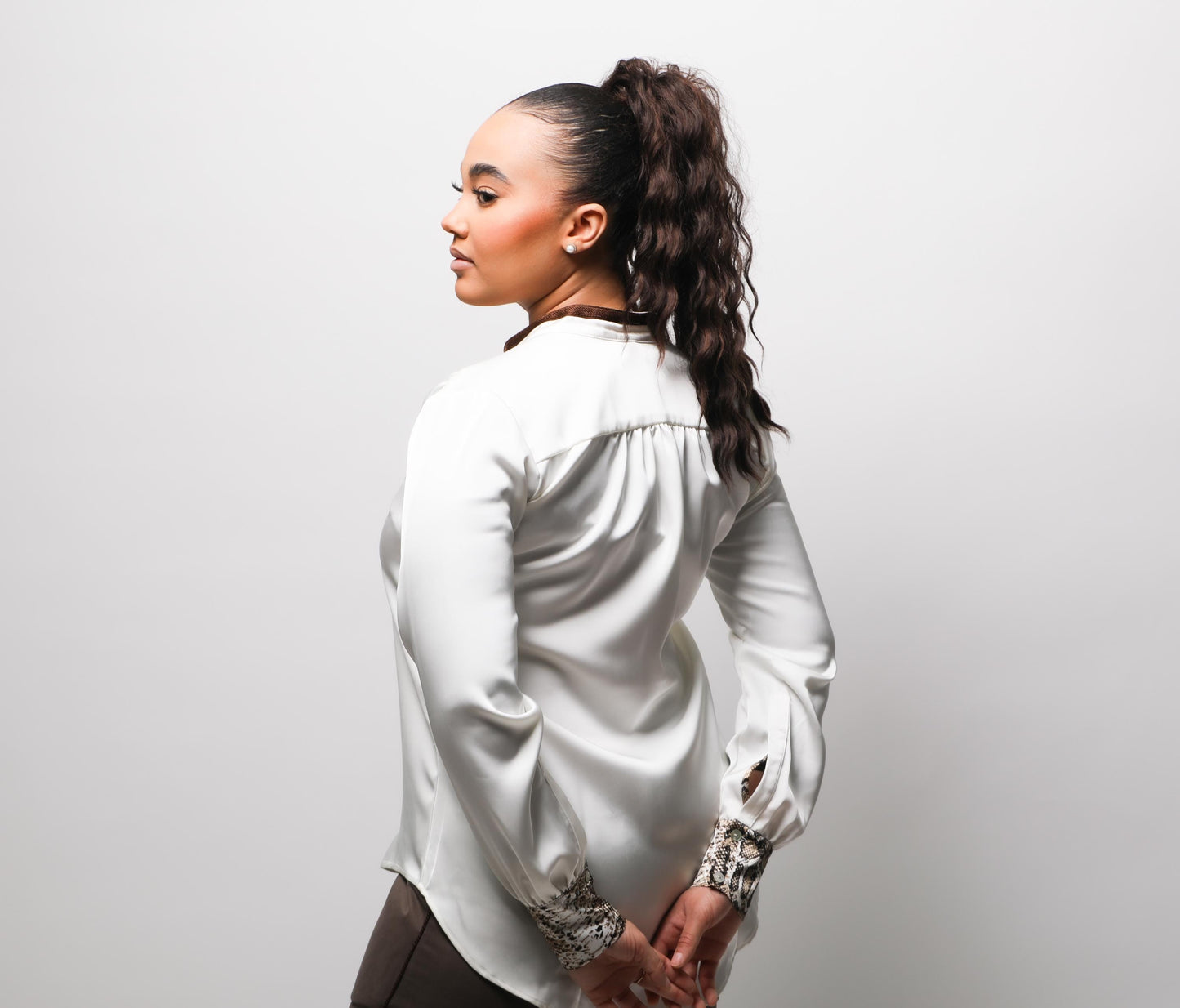 Blouse Ivoire élégante, moderne avec une touche d'artisanat marocain
