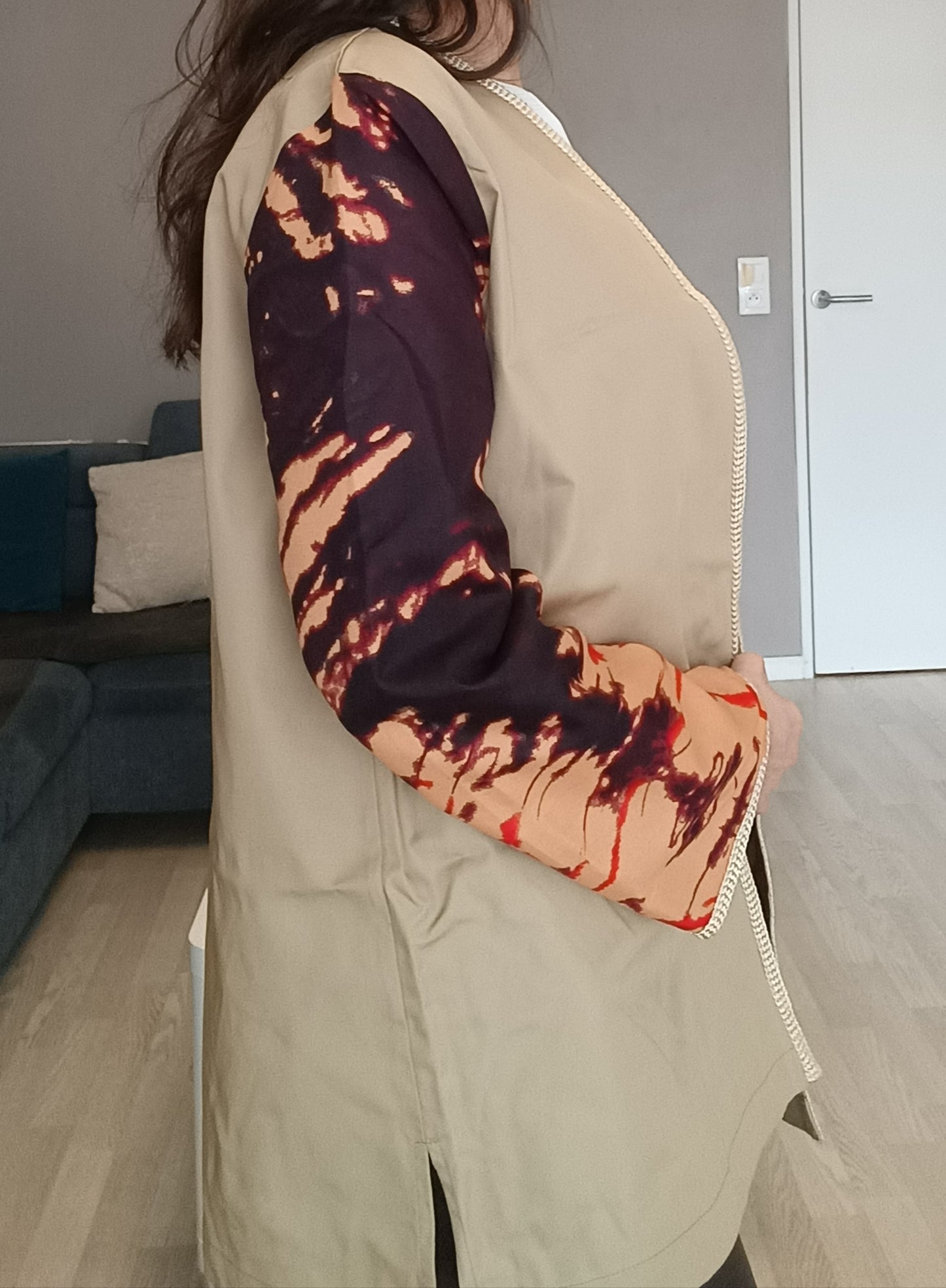 Veste longue bicolore en coton beige & Wax – Élégance artisanale
