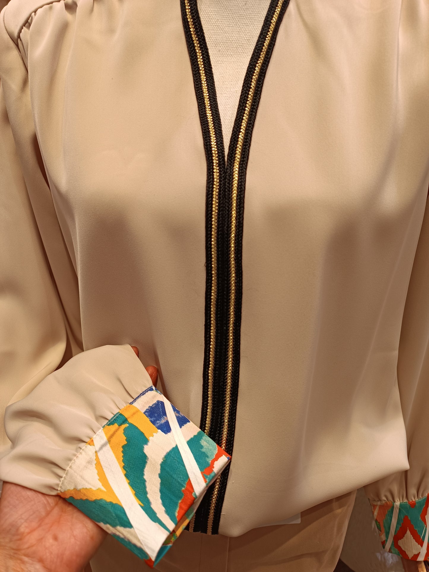 Blouse Élégante Moderne Avec Sfifa Marocaine Crème Imprimé coloré aux Poignets Bas Arrondi Dos Long