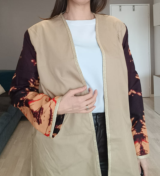 Veste longue bicolore en coton beige & Wax – Élégance artisanale