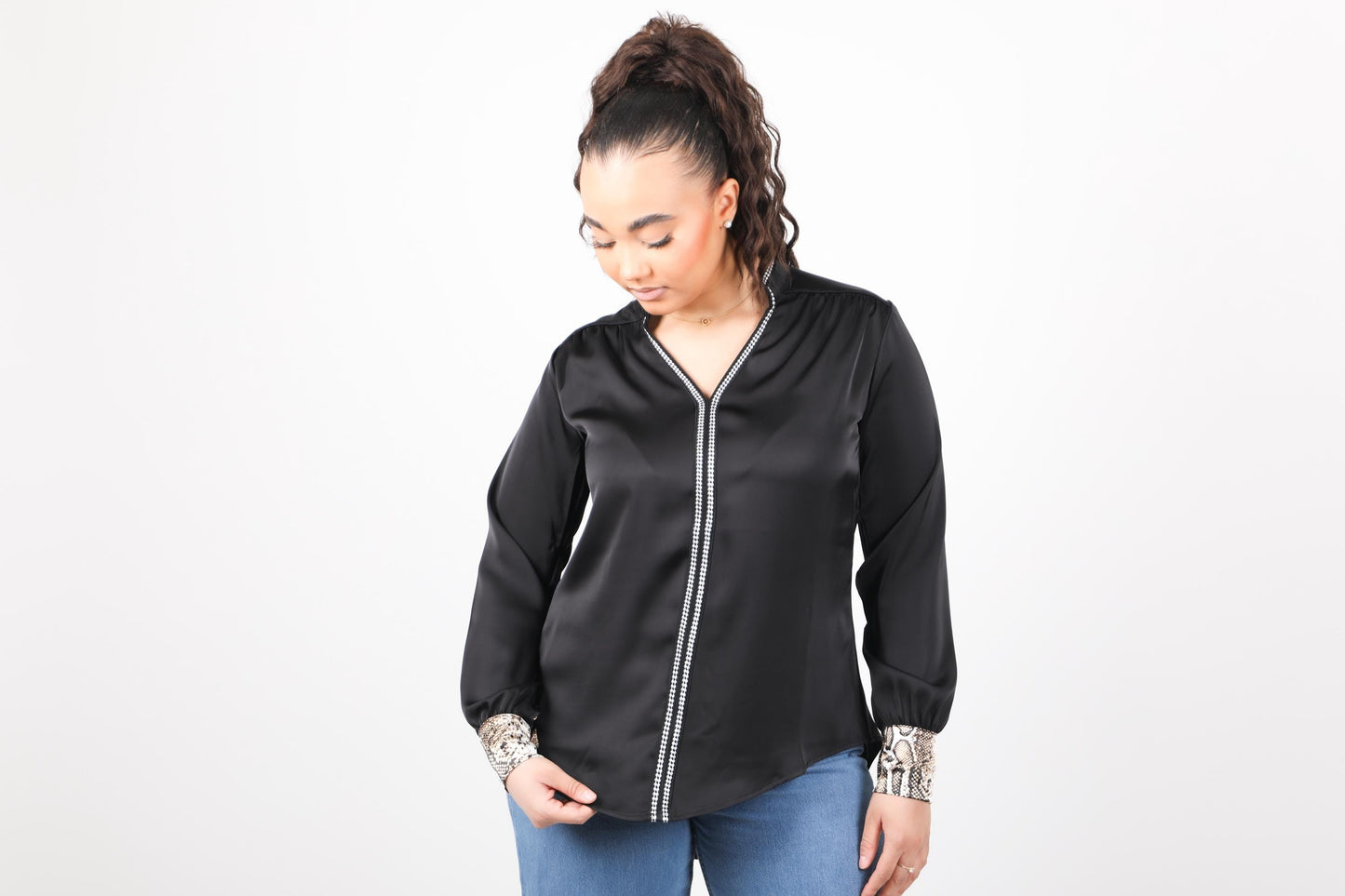Blouse élégante moderne avec une touche d'artisanat marocain