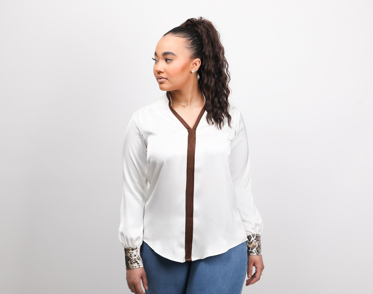Blouse Ivoire élégante, moderne avec une touche d'artisanat marocain