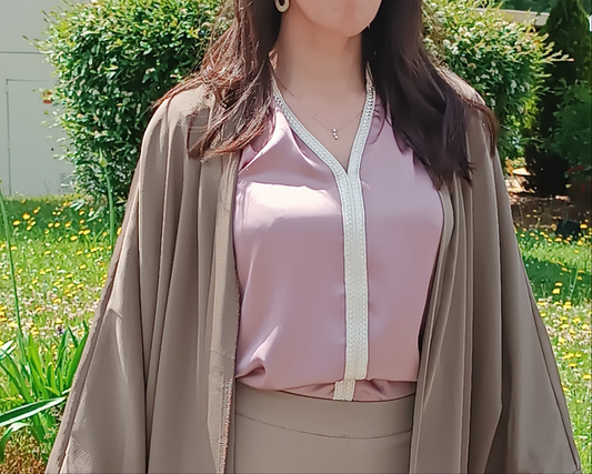 Blouse Rose Nude Élégance Moderne Et Artisanat Marocain Design Français Tissu Fluide Soyeux