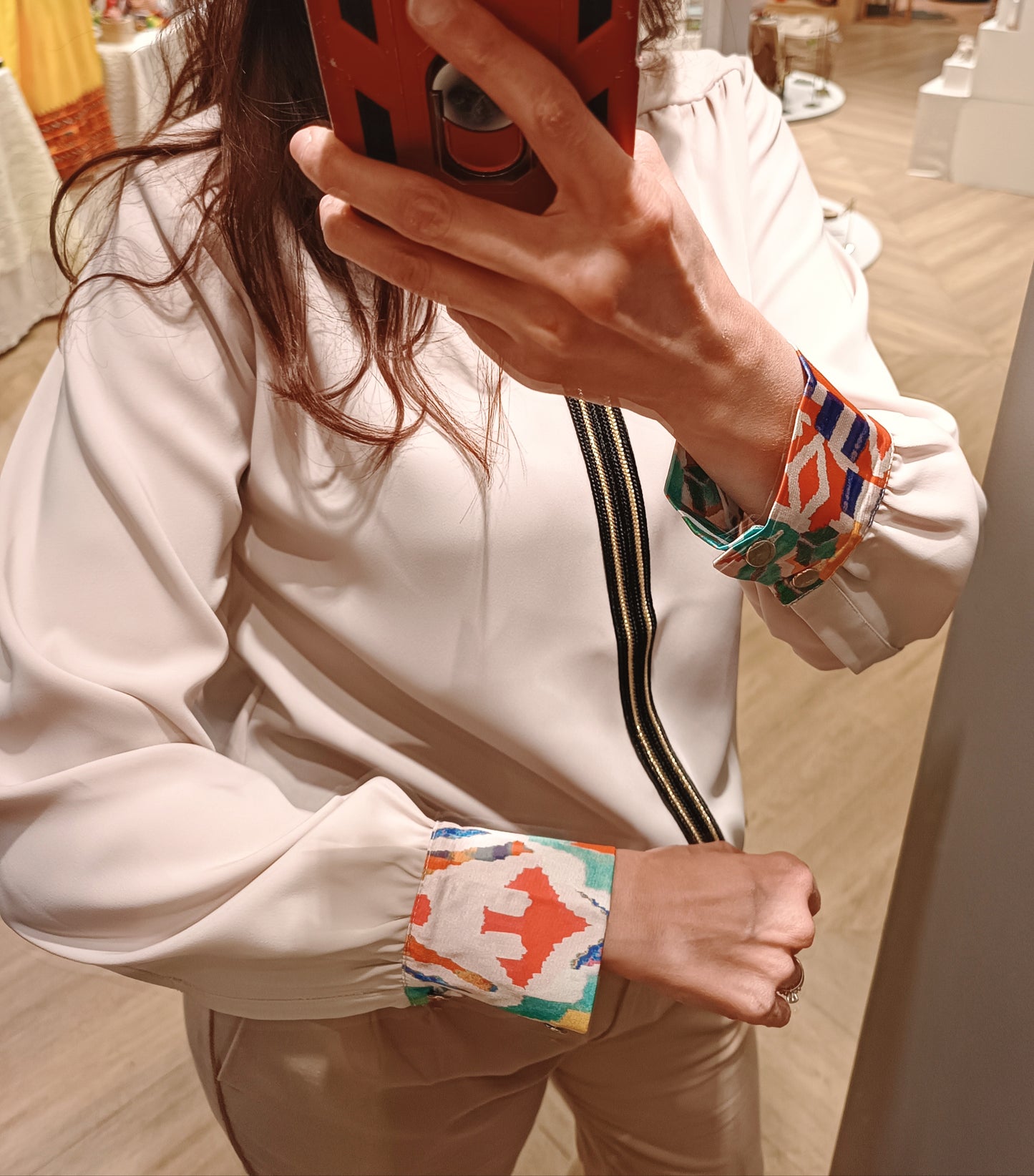 Blouse Élégante Moderne Avec Sfifa Marocaine Crème Imprimé coloré aux Poignets Bas Arrondi Dos Long