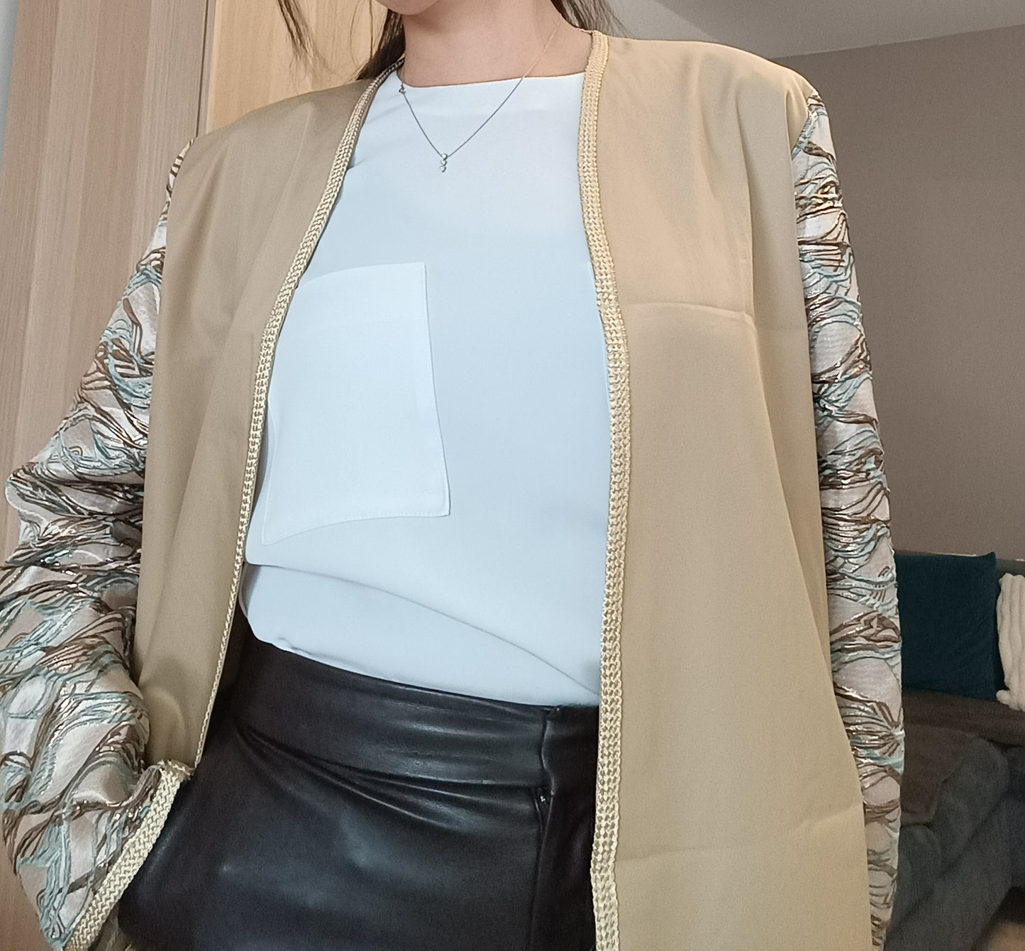 Veste longue bicolore en coton & brocard – Élégance artisanale