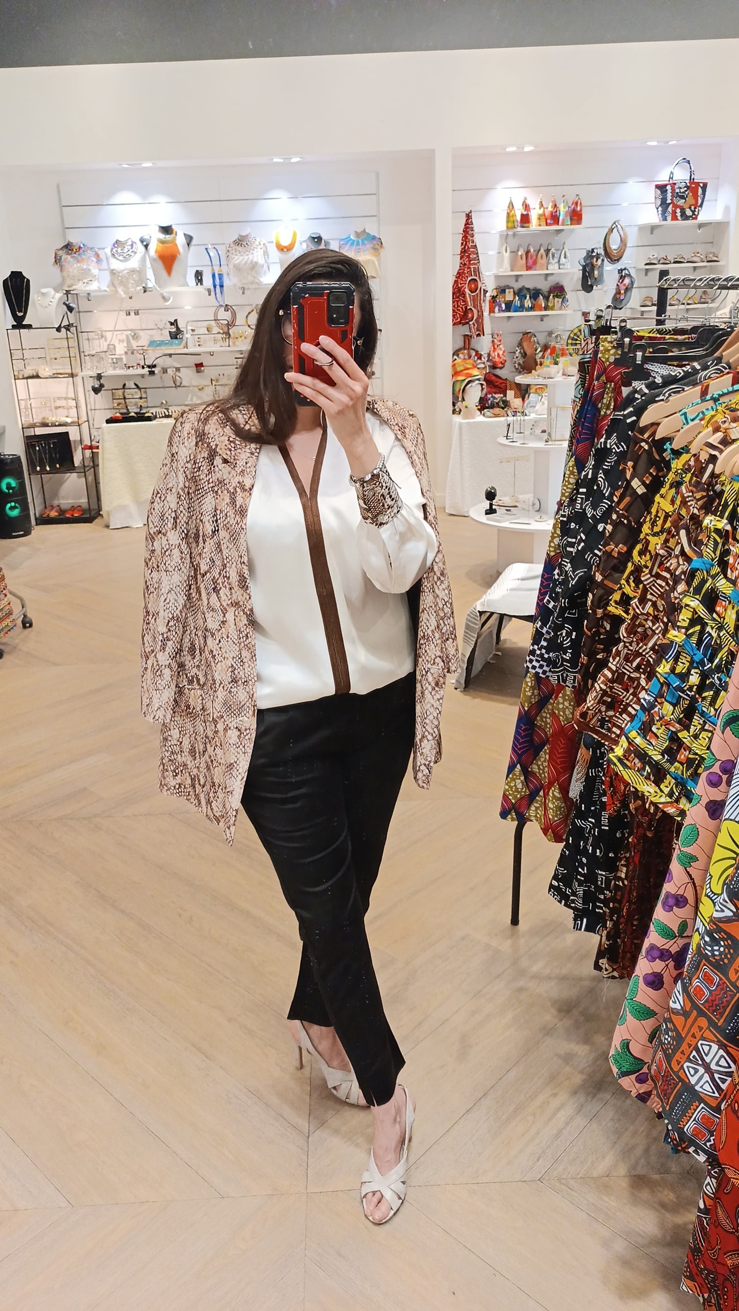 Blouse Ivoire élégante, moderne avec une touche d'artisanat marocain