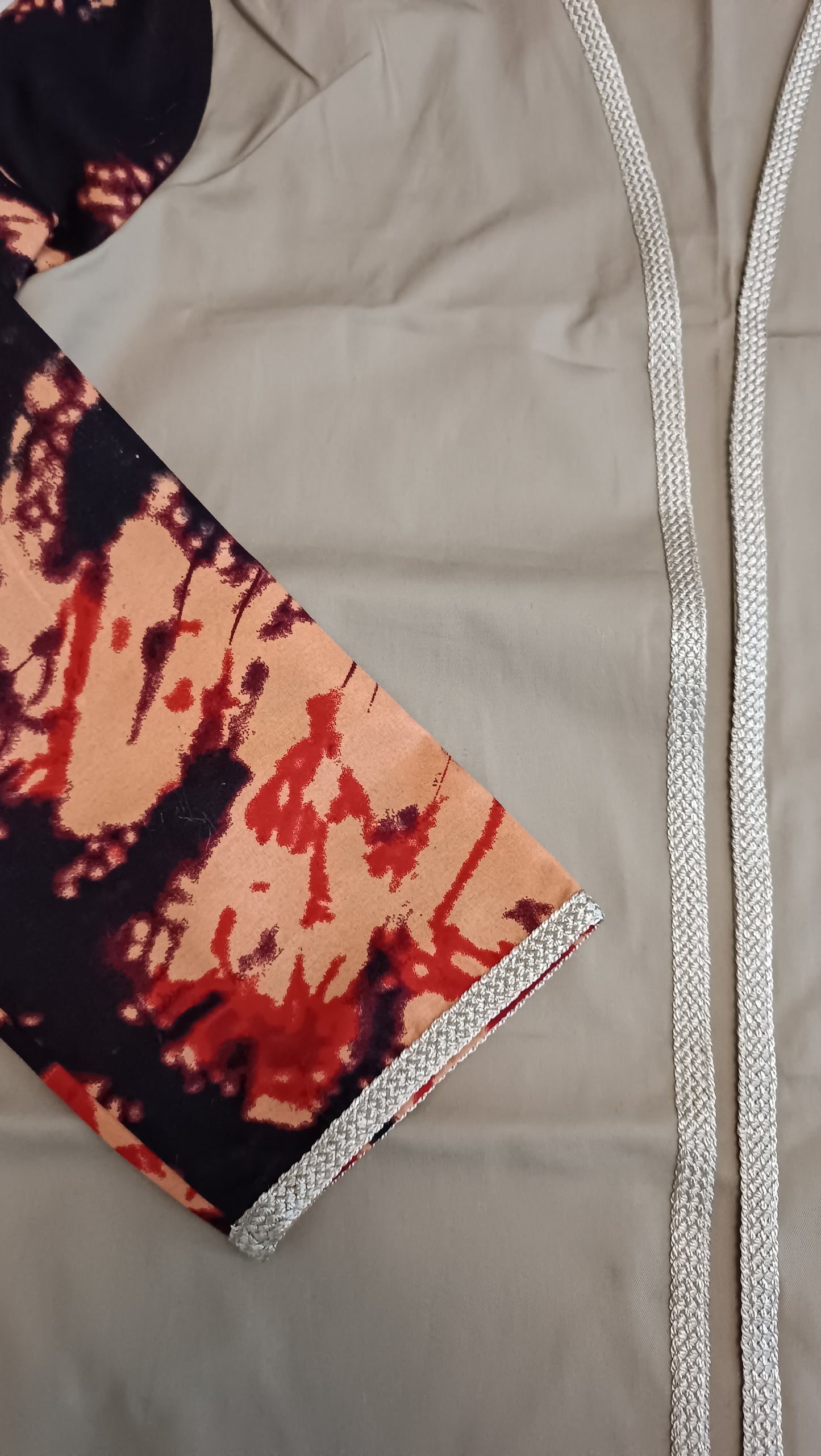 Veste longue bicolore en coton beige & Wax – Élégance artisanale