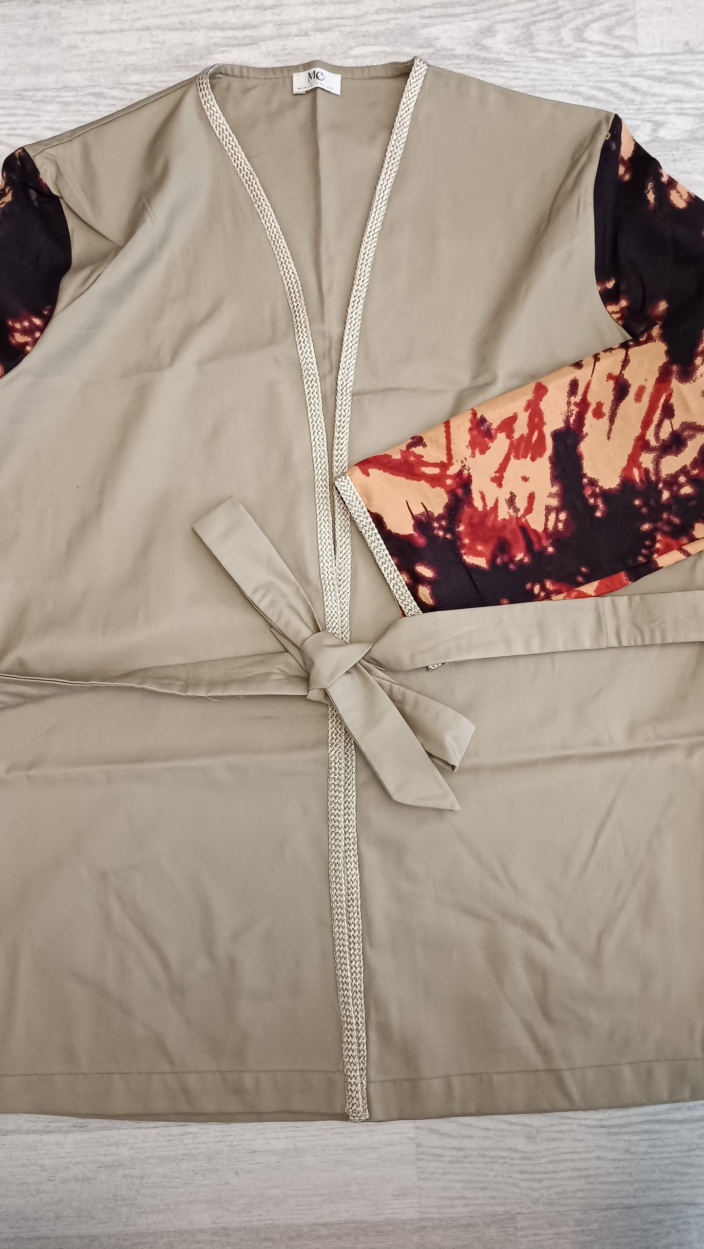 Veste longue bicolore en coton beige & Wax – Élégance artisanale