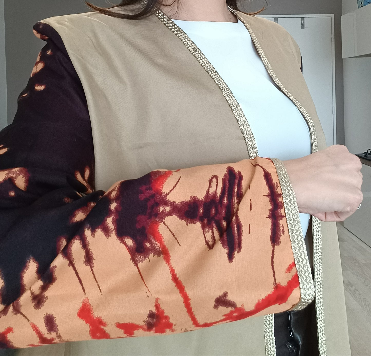 Veste longue bicolore en coton beige & Wax – Élégance artisanale
