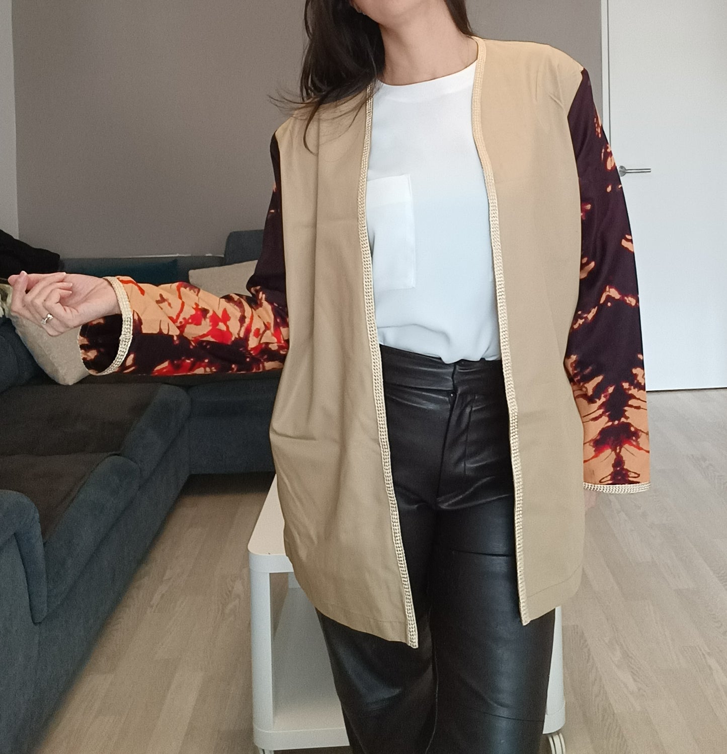Veste longue bicolore en coton beige & Wax – Élégance artisanale