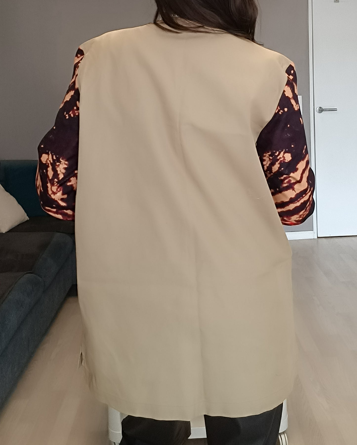 Veste longue bicolore en coton beige & Wax – Élégance artisanale